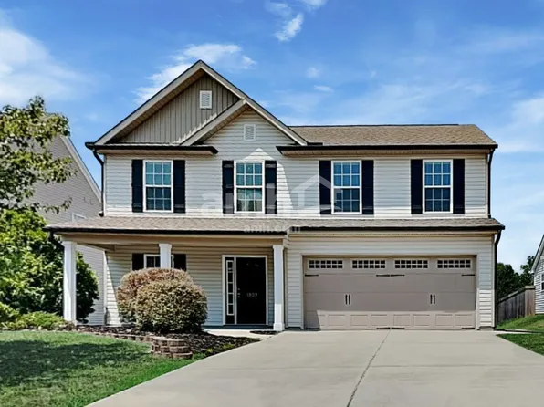 1909 Planters Walk Dr, Thomasville, NC 27360