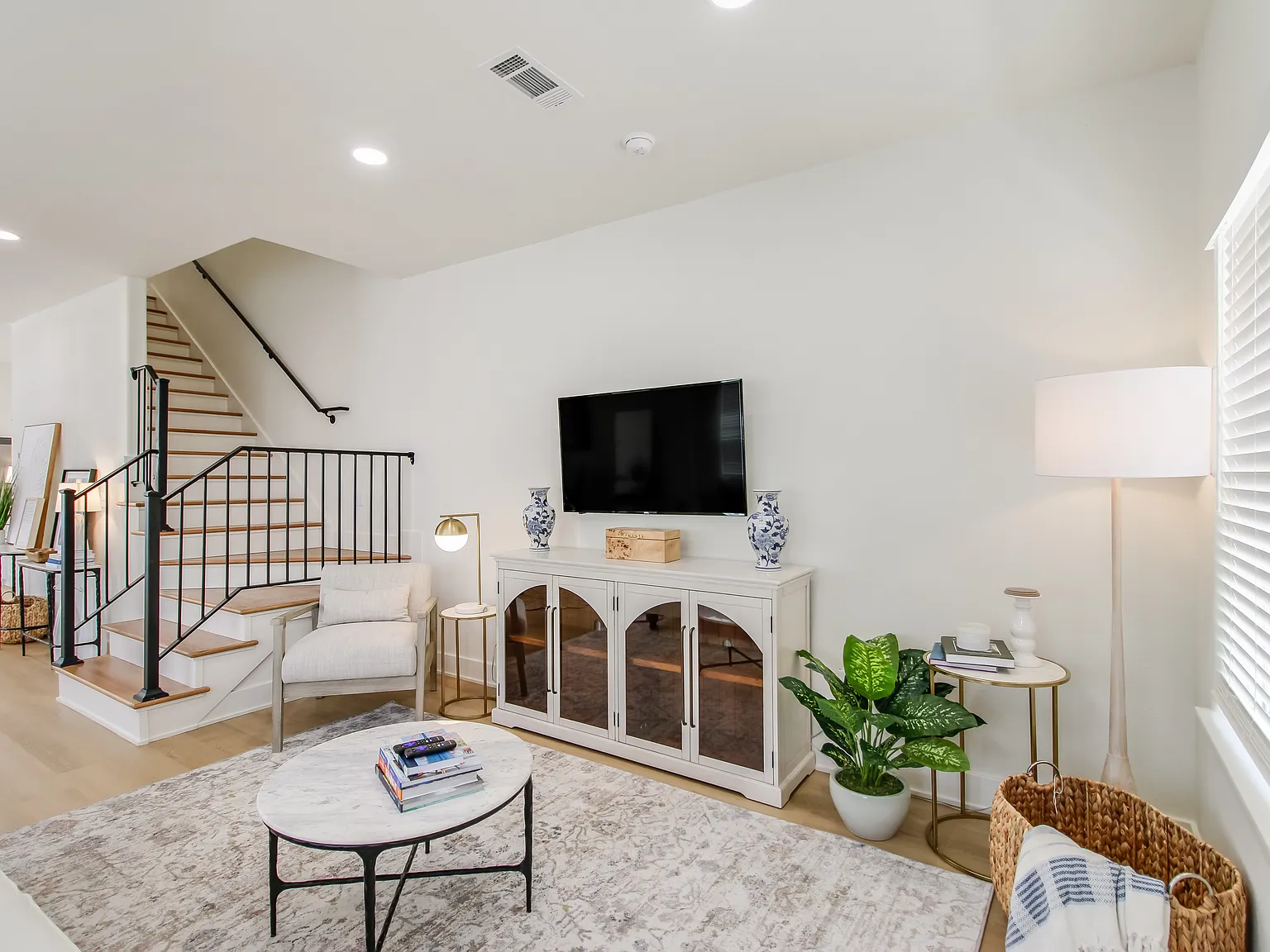 3 bed, 3.5 bath, 1905 sqft, $2,850 — Photo 3