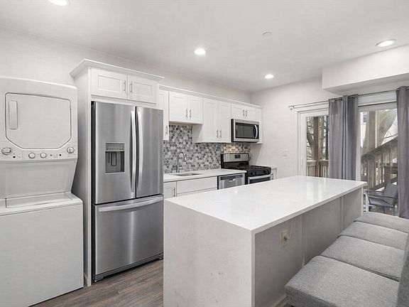3rd image of 40 Morris St APT 2