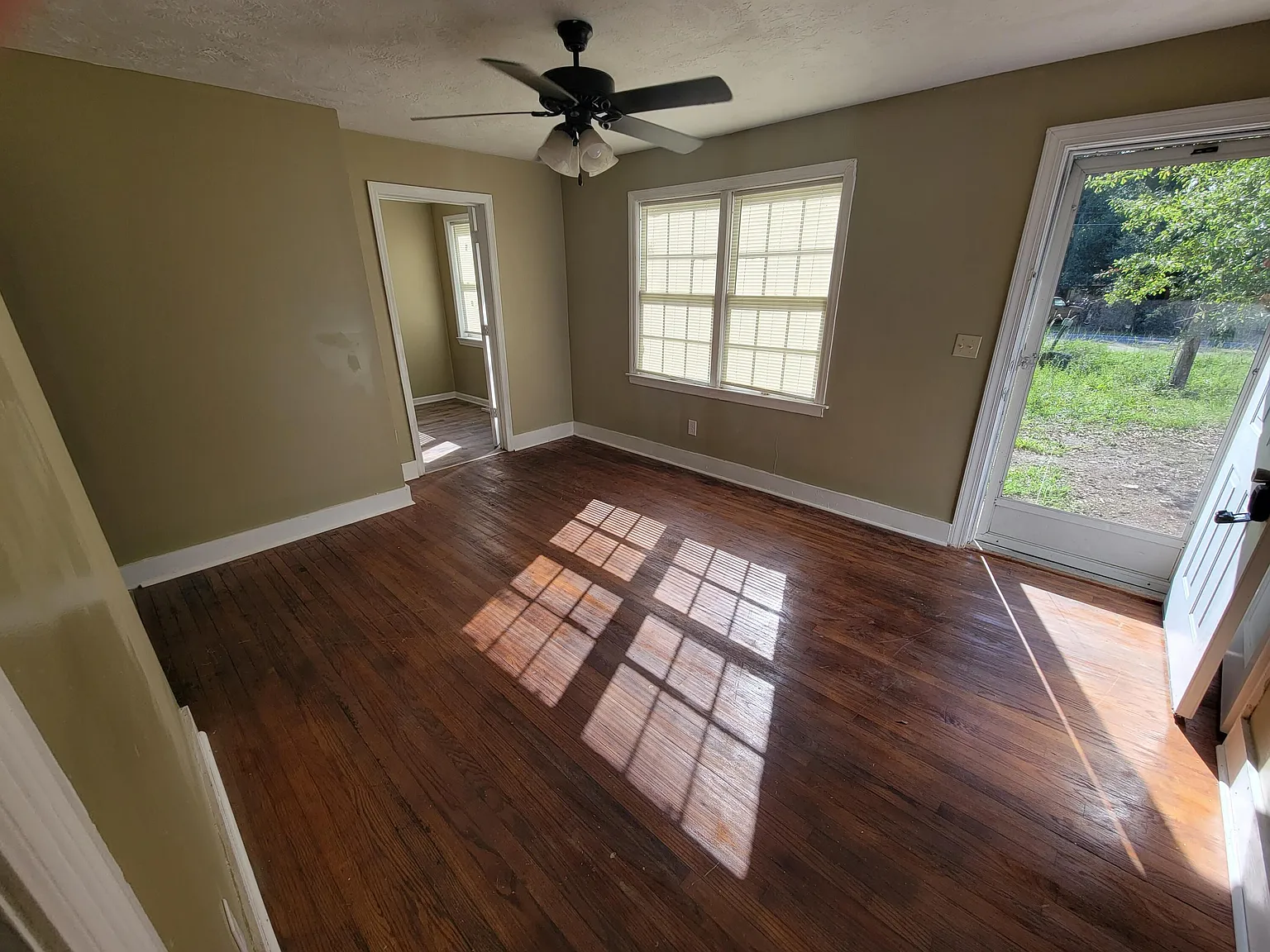 3 bed, 1.0 bath, 964 sqft, $1,325 — Photo 2