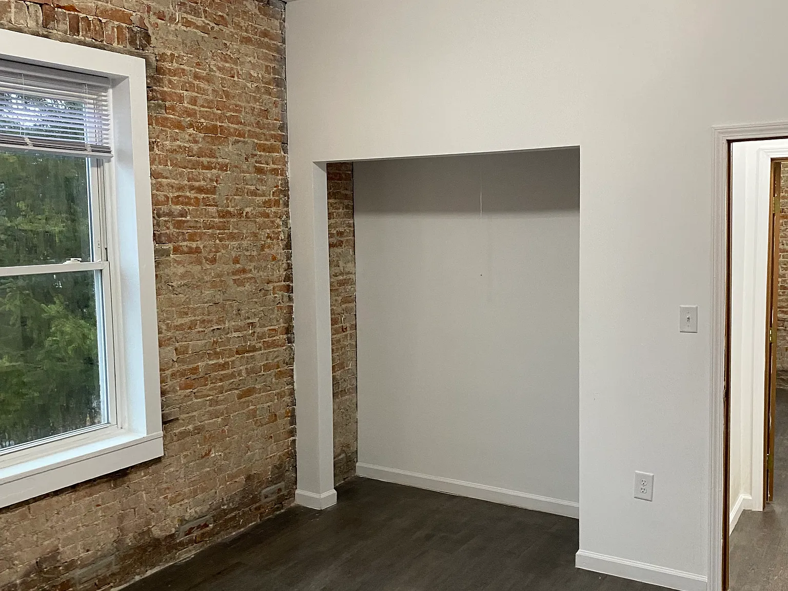 4 bed, $1,300 — Photo 1