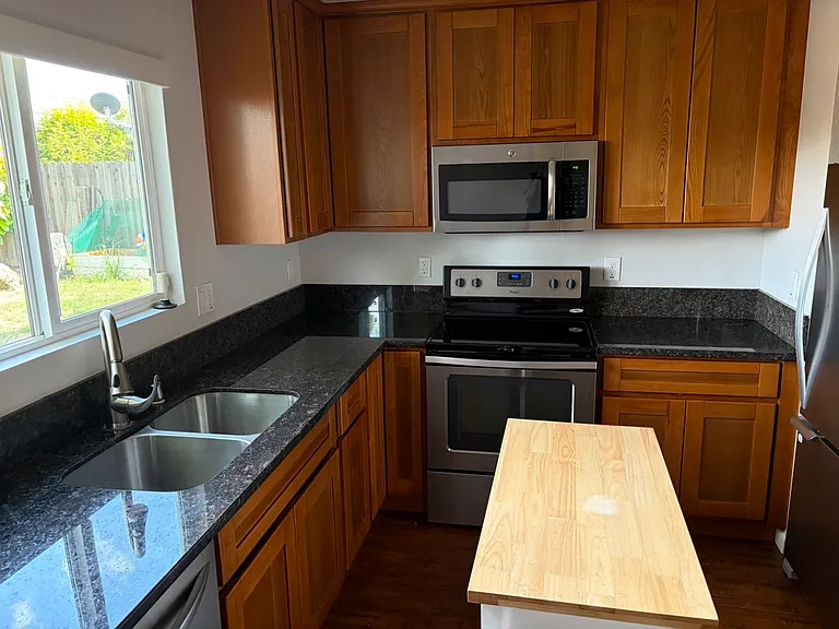 899 Douglas St — Photo 13