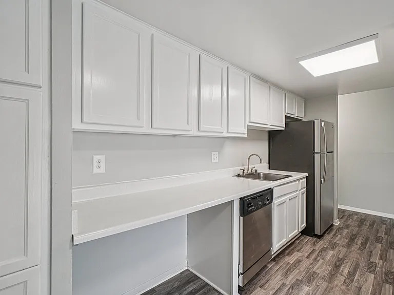 Palms East Apartments — Photo 8