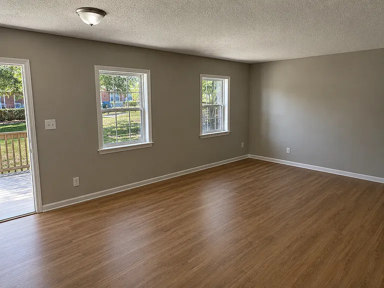 4028 Loys Dr — Photo 2