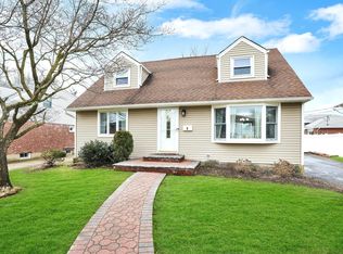 3 Leonard Rd, Syosset, NY 11791