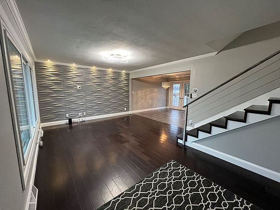 3rd image of 821 Meadow Ln