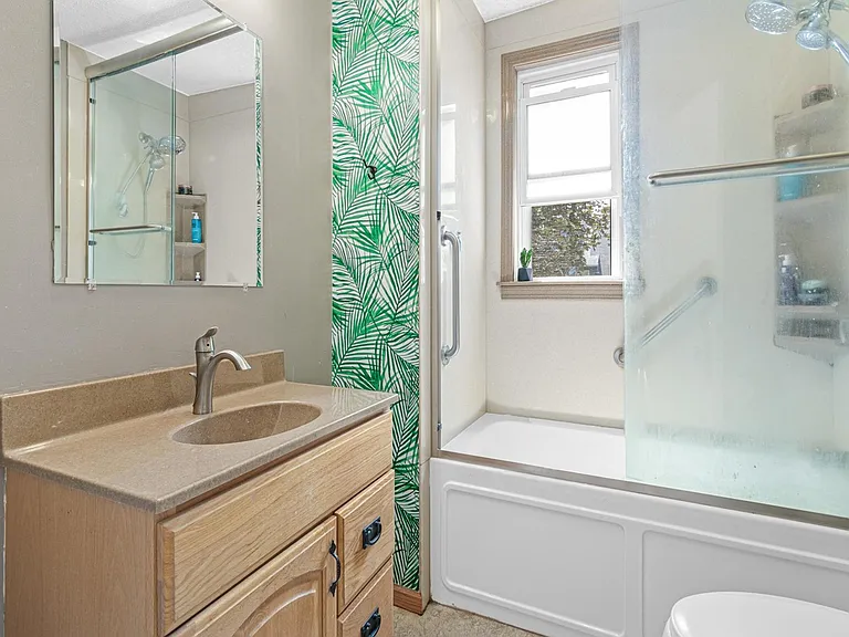 1002 Oxford St N — Photo 25