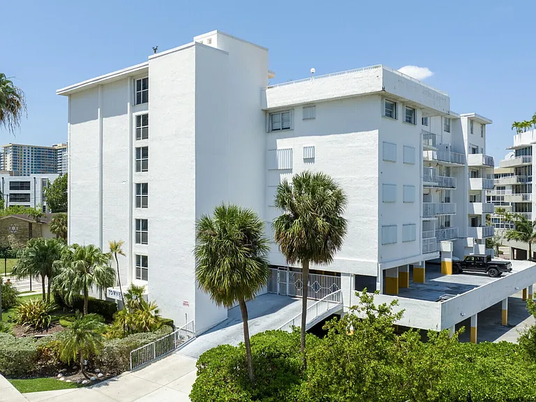 17800 Atlantic Blvd #Penthouse 1-15 — Photo 14