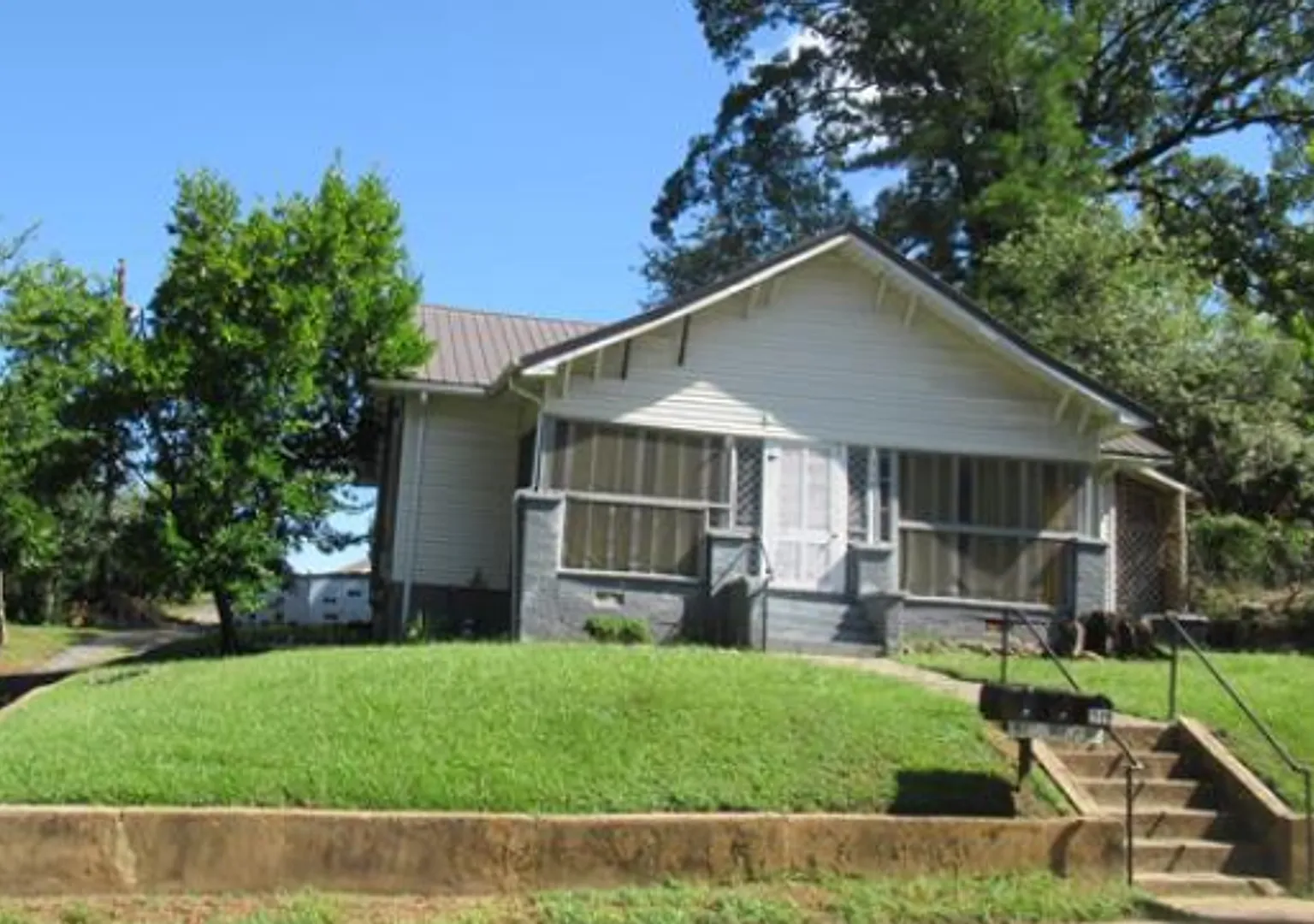 Charming 2 bed & 1 bath home — Photo 1