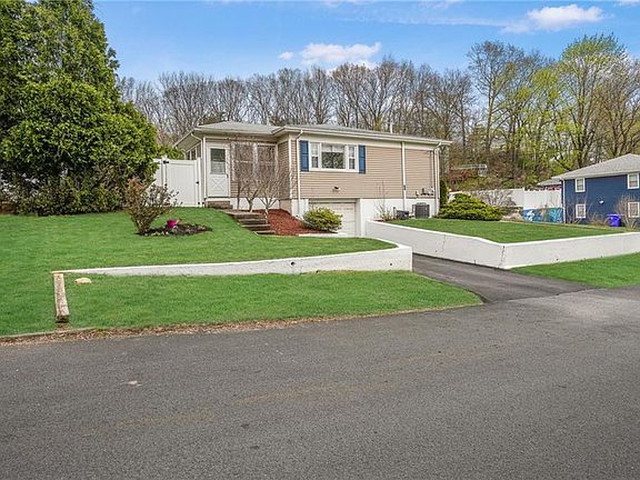 3rd image of 6 Longmeadow Dr