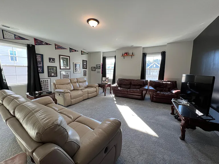 Enormous bonus entertainment room