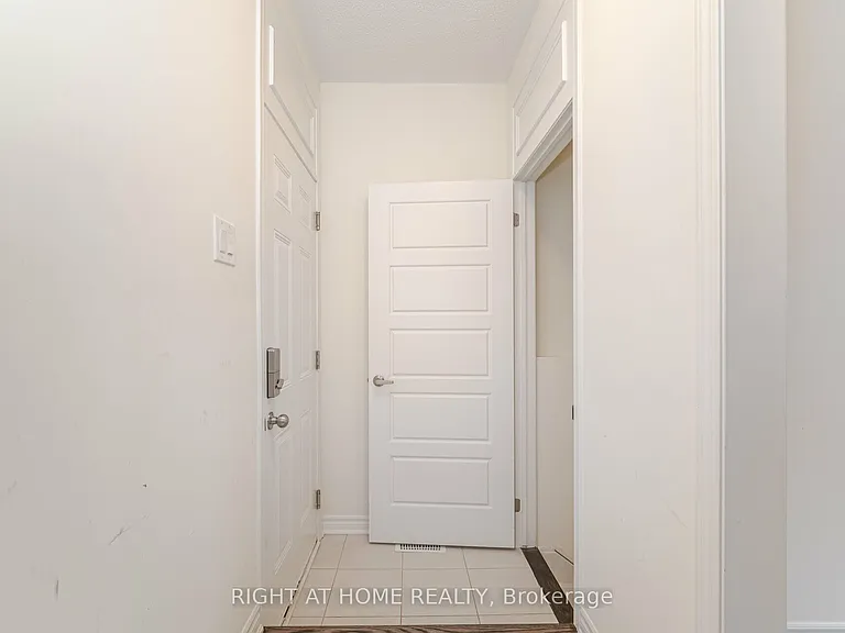 908 Sumac Cres — Photo 39