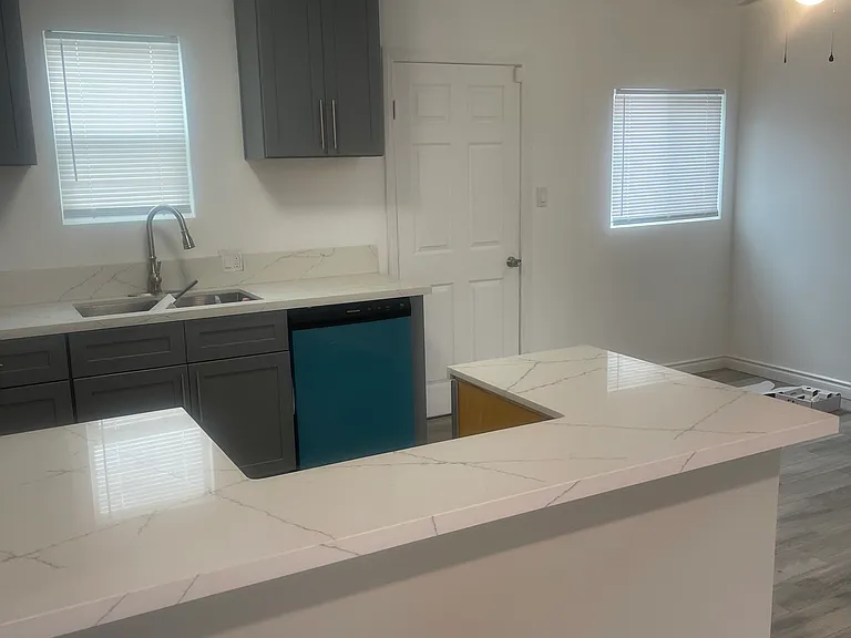 425 W Cherry St — Photo 2