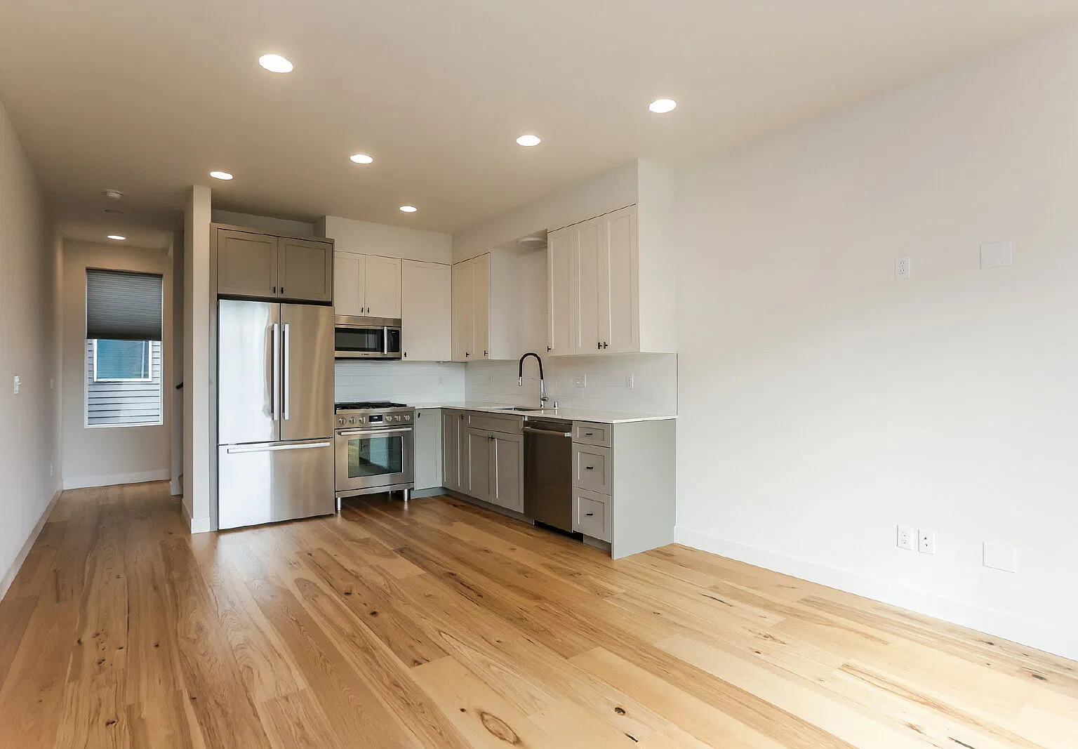 2 bed, 2.0 bath, 1080 sqft, $3,445 — Photo 3