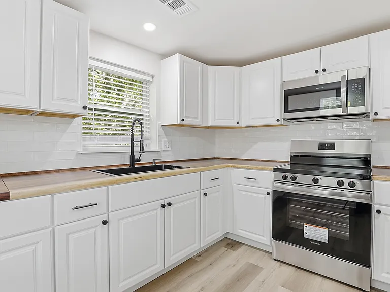 1009 W 52nd St — Photo 30