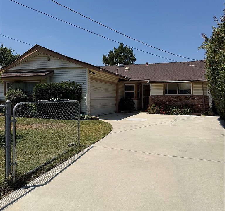 2nd image of 25259 De Wolfe Rd
