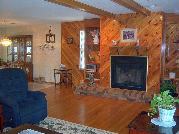 Large liv rm w/FP & bookcases