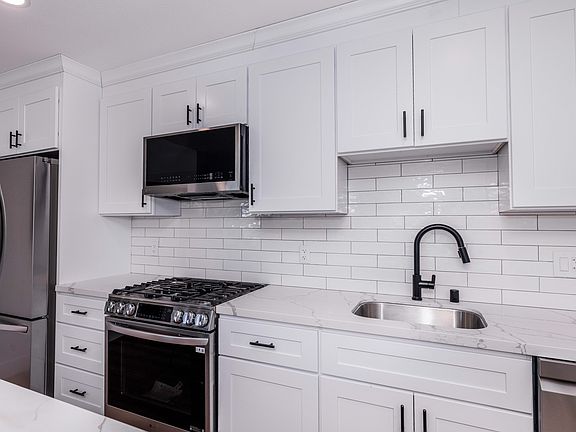 Fully equipped kitchen with modern appliances, clean finishes, and functional layout.