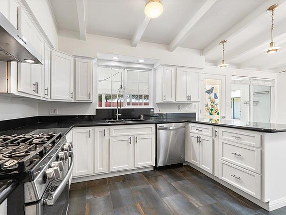 3rd image of 383 Greenlake Dr