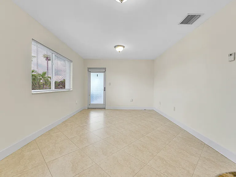 410 SW 15th St #202 — Photo 5