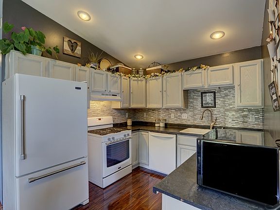 3rd image of 1905 Wisteria Ln