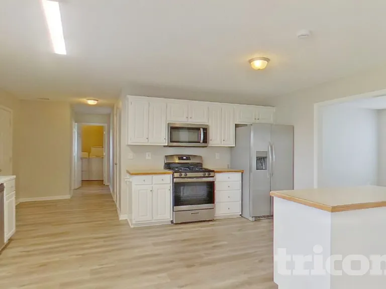 1055 Maria Dr — Photo 4