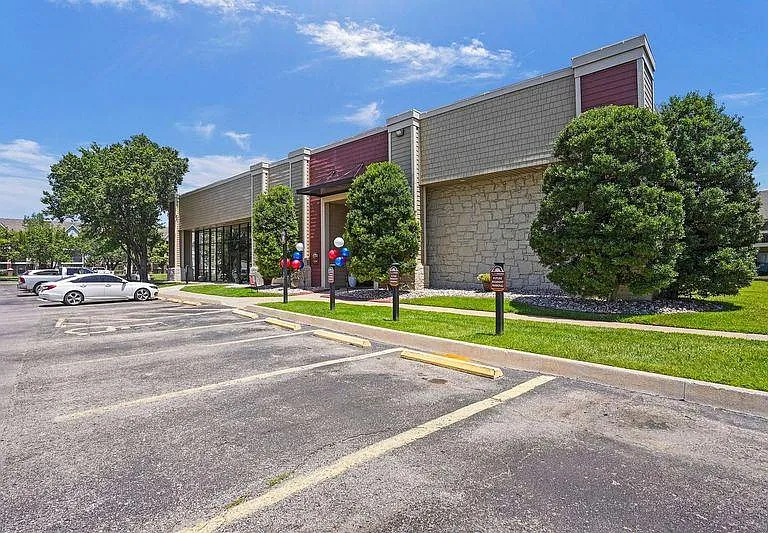 Silver Springs Apts. — Photo 17