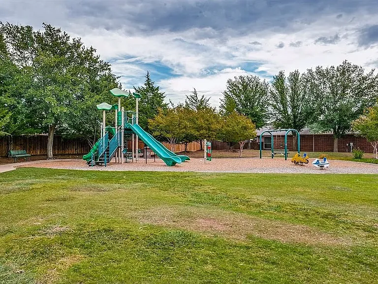 2700 Thorncreek Ln — Photo 47