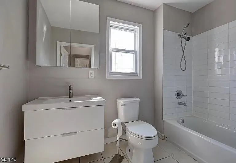 2nd Floor Full Bathroom