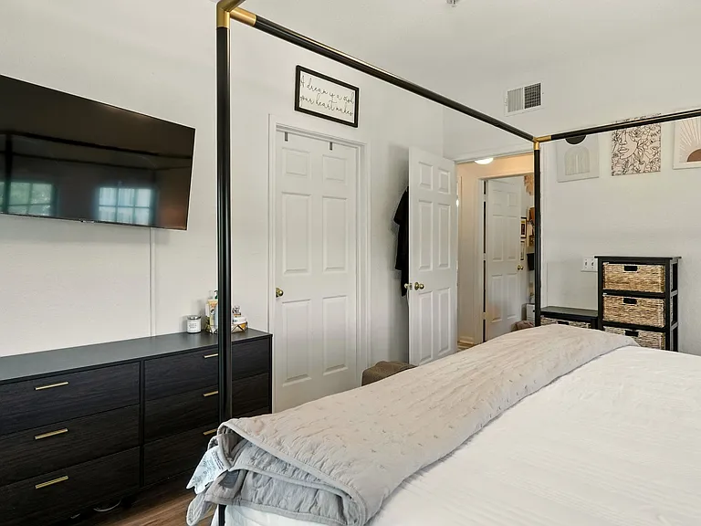 25-web-or-mls-211 Longview Ave 306_25_10212025