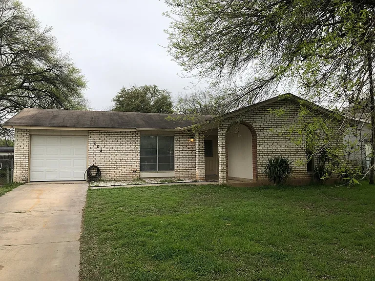 205 Beverly Dr — Photo 1