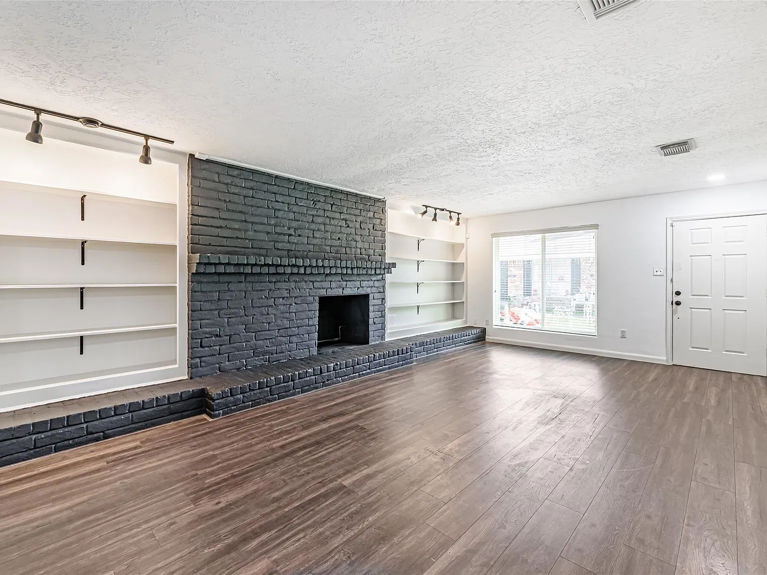 3 bed, 2.0 bath, 2772 sqft, $1,800 — Photo 2