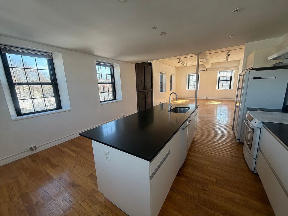 1st image of 555 Roosevelt Ave #304