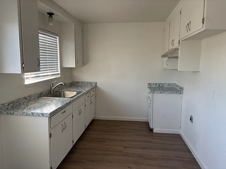 2127 Main St — Photo 2