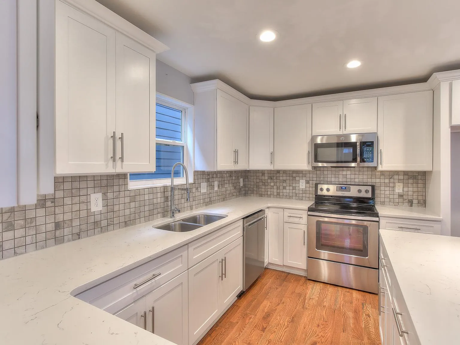4 bed, 1981 sqft, $2,999 — Photo 1