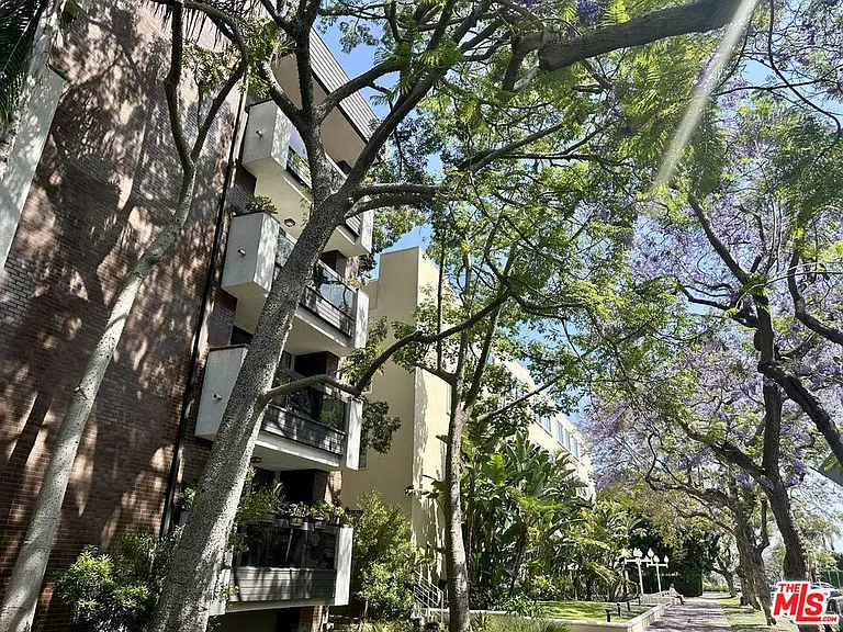 324 N Palm Dr #206 — Photo 44