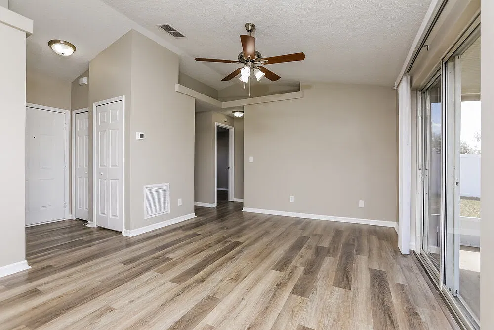 3 bed, 2.0 bath, 1080 sqft, $2,030 — Photo 4