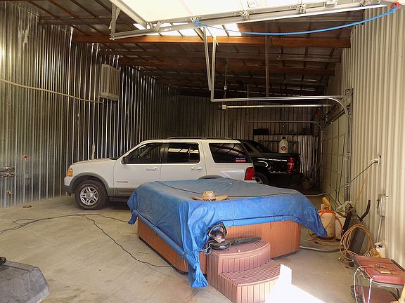 Garage / hot tub