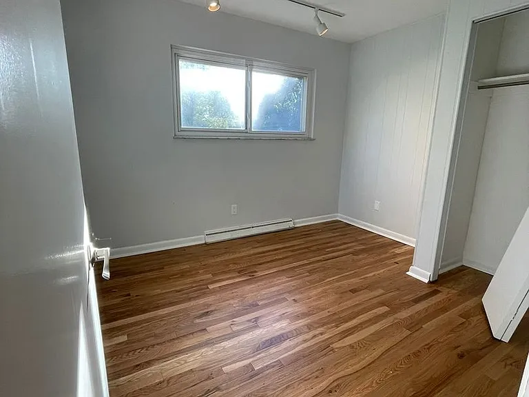 3212 Charing Cross Rd — Photo 6