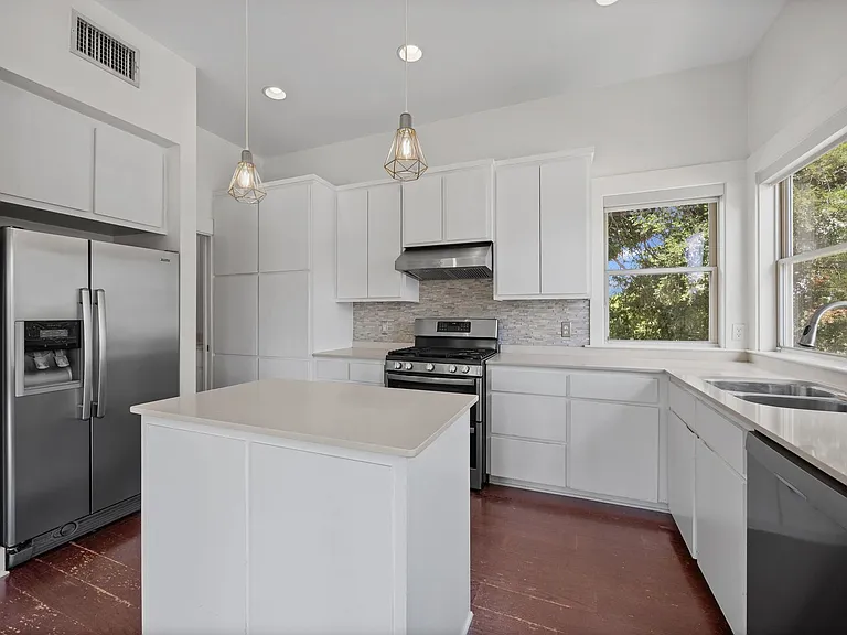 1301 San Bernard St — Photo 6