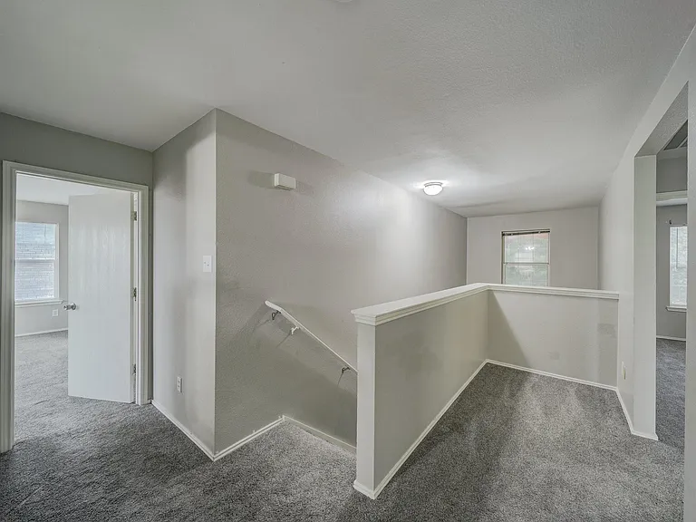 812 Sussex Dr — Photo 9