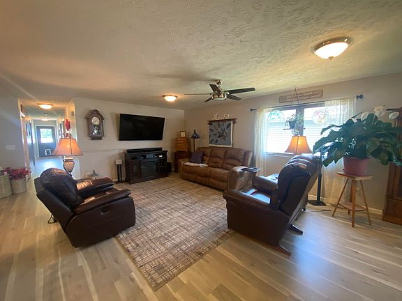 4th image of 918 G Avenue Pl
