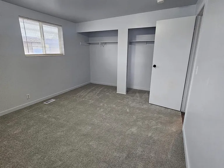 741 N Riverside Dr — Photo 5