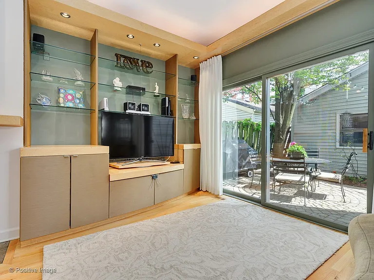 1213 W Roscoe St — Photo 16
