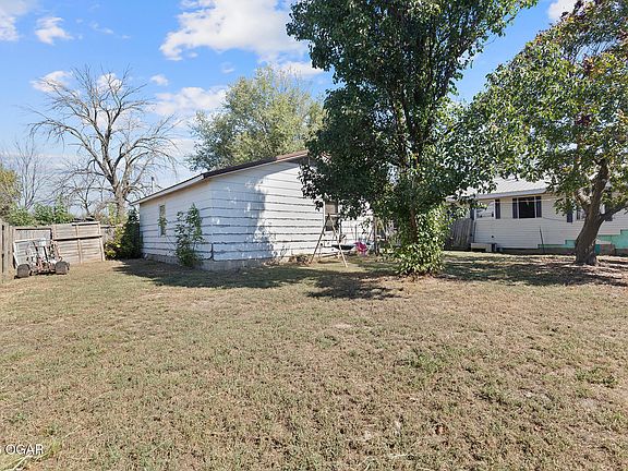 4th image of 10508 N Main St
