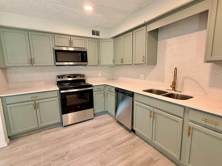 212 E Maple Ave — Photo 3