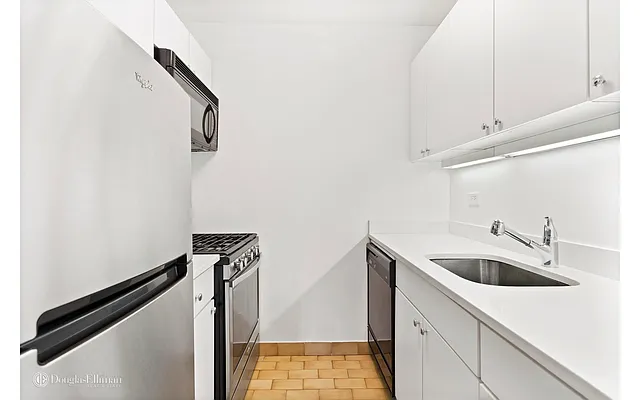 Sold by Douglas Elliman | media 21