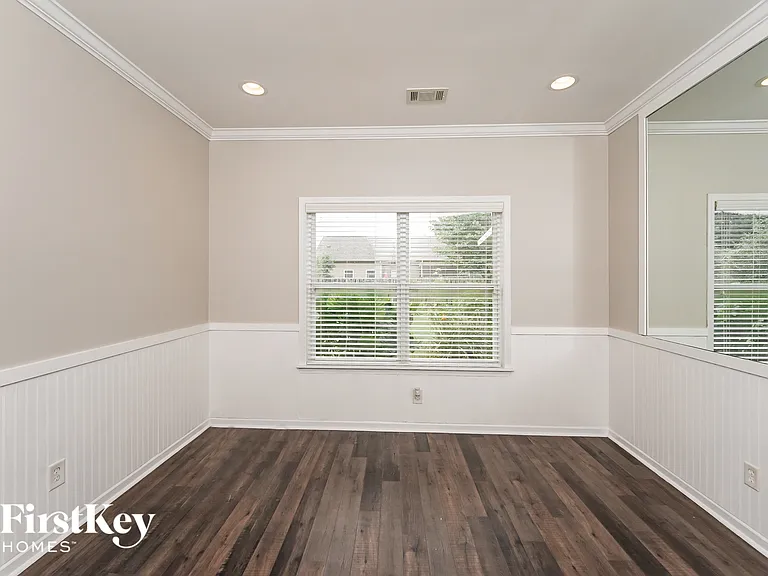 995 Valley Cir — Photo 3