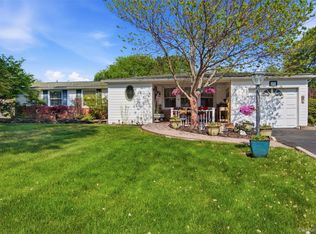 33 Fraternity Ln, Stony Brook, NY 11790