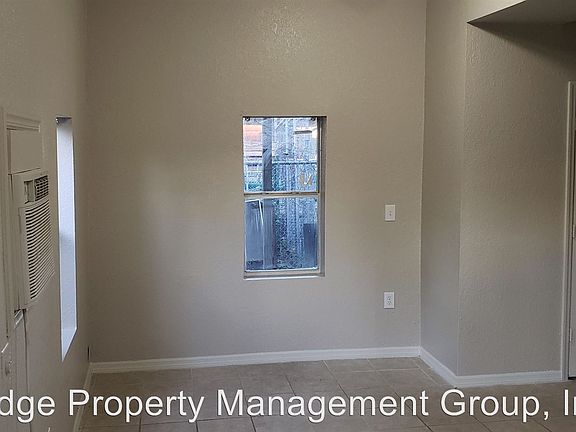 5th image of 926 E Rose St APT 1